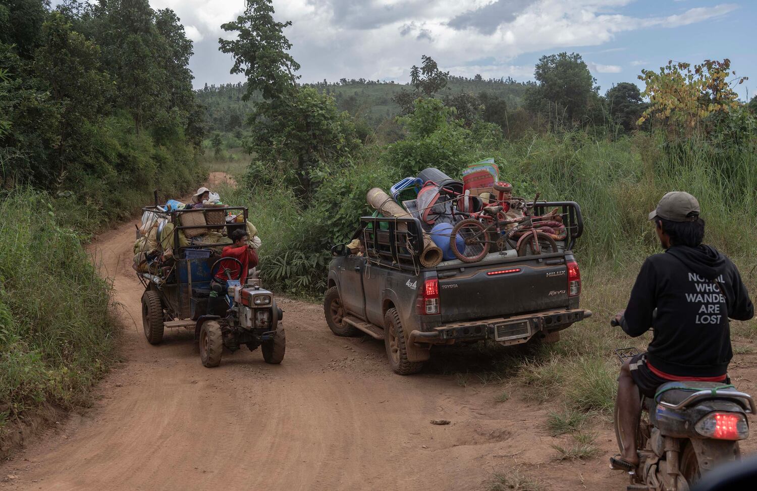 Menschen fliehen aus dem Dorf Phuk Khe, als myanmarische Junta-Truppen die Hauptstraße zwischen Moe Bye und Peinnegon im Shan-Staat in Myanmar angreifen, 30. Oktober 2024.