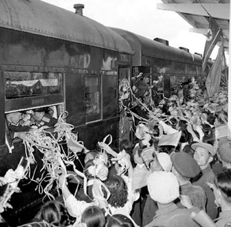 1958年10月25日，最后一批撤离北韩的中共军在平壤登上列车，在平壤车站受到北韩官方组织起的欢送。（来自中国政府网）