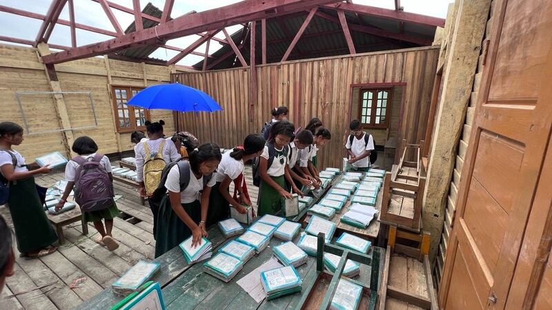 စစ်တွေမြို့နယ် ကျေးတောရွာ အလယ်တန်းကျောင်းမှ ကျောင်းသူ၊ ကျောင်းသားများအား ၂၀၂၃ ခုနှစ်၊ ဇွန်လ ၁ ရက်နေ့က တွေ့ရစဉ်။ (Photo: RFA)