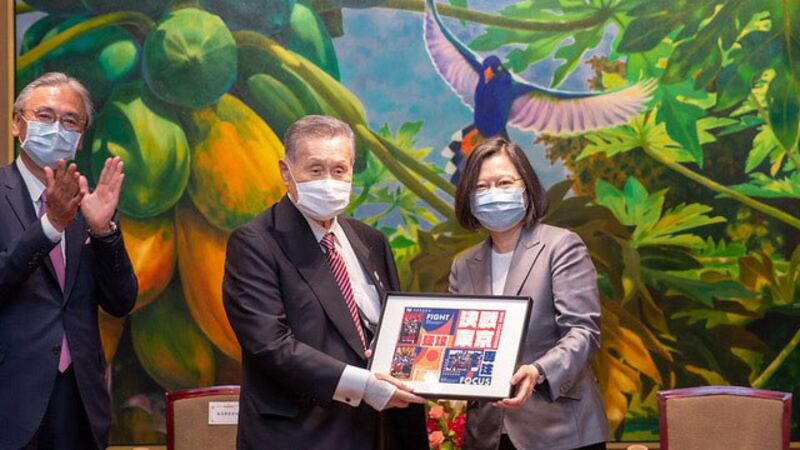 蔡英文18日在总统府接见日本前首相森喜朗率领的日本吊唁李登辉代表团一行人。（总统府提供）