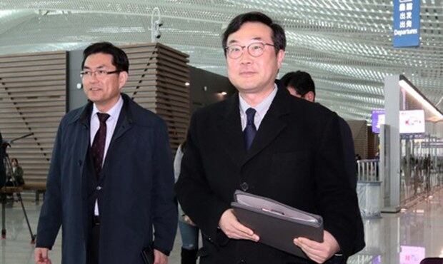 한국 측 북핵 협상 수석대표인 이도훈 외교부 한반도평화교섭본부장이 18일 오전 러시아와 유럽연합(EU)를 방문하기 위해 인천국제공항을 통해 출국하고 있다.