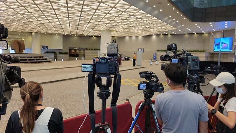 記者現場所見，會場外保安森嚴，進入會內要至少經過兩次保安檢查，本台記者以及大批傳媒未獲邀請，只能在場外遠觀。（石頭 攝）