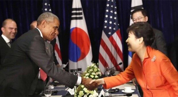 박근혜 대통령과 오바마 미국 대통령이 6일 오후(현지시간) 아세안 정상회의 참석차 방문한 라오스 비엔티안에서 한·미 정상회담 공동발표를 마친 뒤 악수하고 있다.