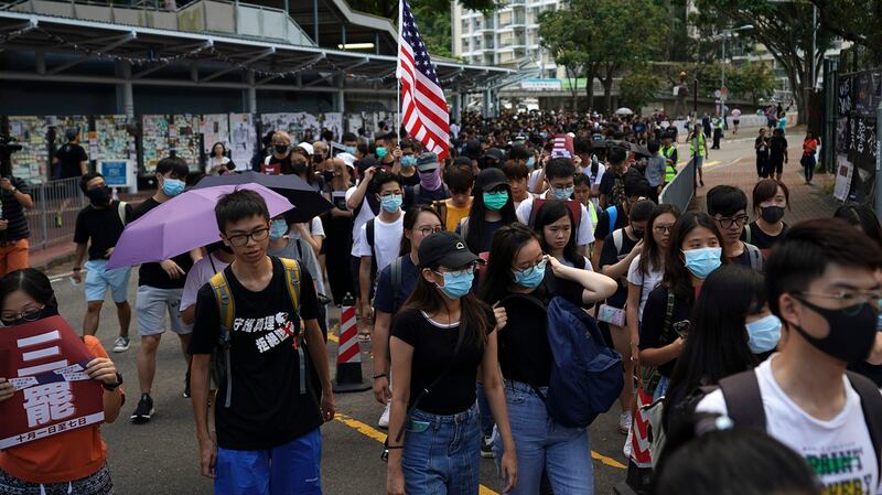 2019年10月3日，香港抗议者游行到香港中文大学支持被逮捕的学生。（美联社）
