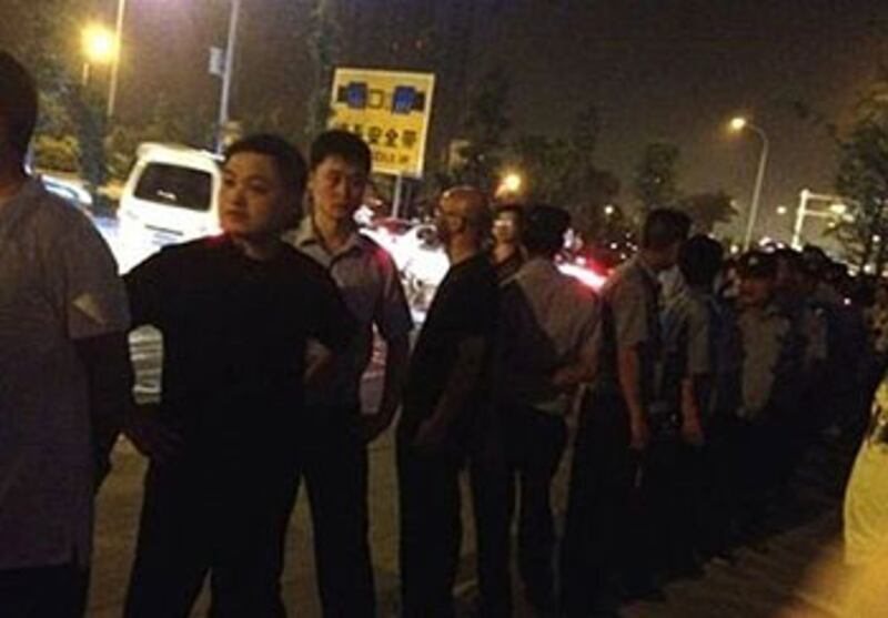 7月18日，成都富麗東方小區業主不滿連續三十多個小時斷電，走到街上堵塞公路，與警方發生衝突。（業主李先生拍攝）