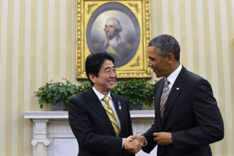 Tổng thống Mỹ Barack Obama và Thủ tướng Shinzo Abe của Nhật Bản sau cuộc họp song phương ở Phòng Bầu dục tại Nhà Trắng, Washington ngày 22 tháng 2, 2013. AFP
