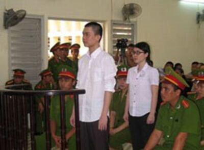 Sinh viên Đinh Nguyên Kha và Nguyễn Phương Uyên tại phiên xử sáng ngày 16/05/2013 ở Tòa án Nhân dân tỉnh Long An. AFP PHOTO 