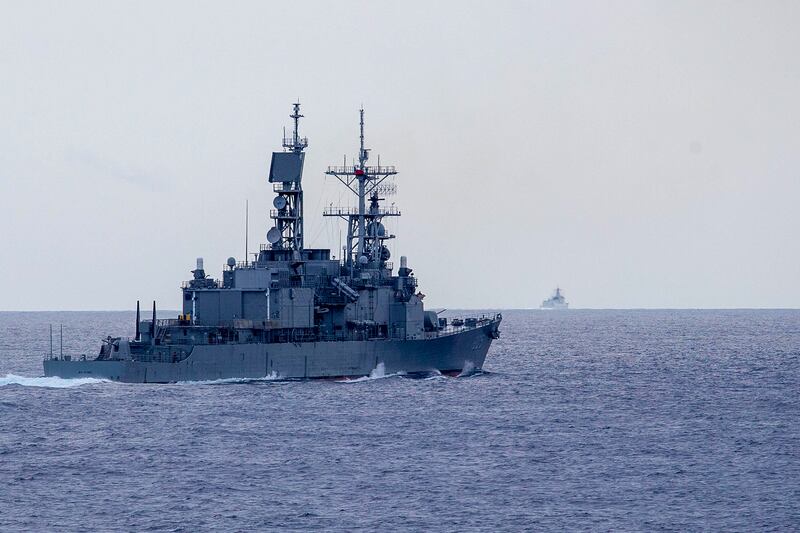 中國舉行「聯合利劍-2024A」軍演期間，台灣派出馬公軍艦（1805）監控解放軍西安軍艦（DDG-153）。（台灣國防部提供）