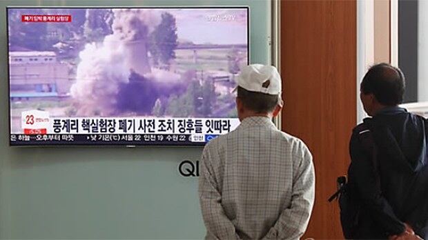 13일 서울역에서 시민들이 풍계리 핵실험장 관련 뉴스를 시청하고 있다.