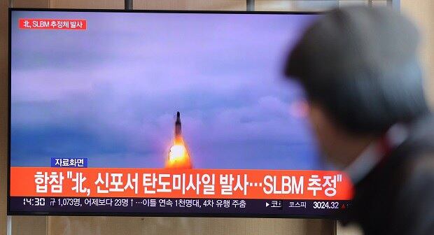 지난 10월 19일 오후 서울역 대합실에 설치된 모니터에서 북한의 단거리 탄도미사일 발사 관련 뉴스가 나오고 있다.