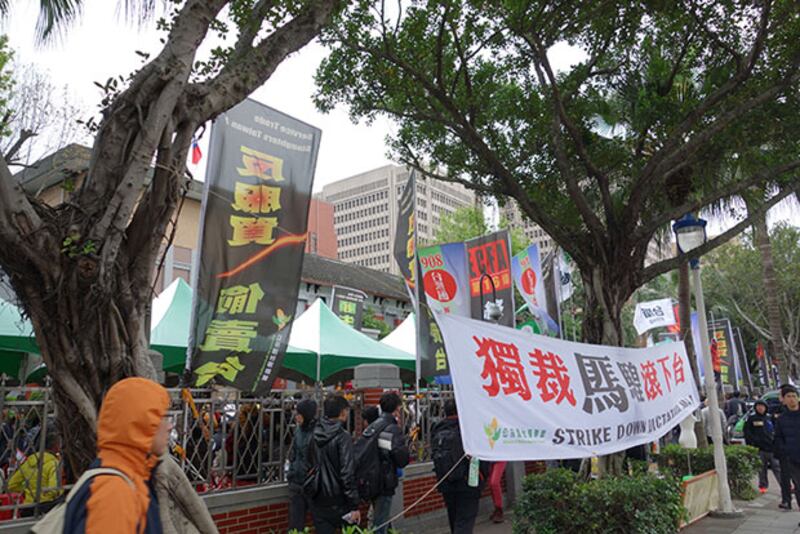 立法院外掛滿各式反服務貿易協議和反馬英九標語。（粵語部記者鍾廣政攝）