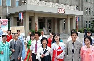 북한 지방인민회의 대의원 선거를 위해 투표장으로 향하는 북한 주민들 모습.
