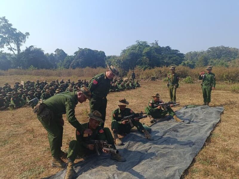 စစ်ကောင်စီ လက်အောက်ခံ ပြည်သူ့စစ်တပ်ဖွဲ့ဝင်များအား ၂၀၂၅ ခုနှစ်၊ ဖေဖော်ဝါရီလ ၇ ရက်နေ့က တွေ့ရစဉ်။ (ပြည်သူ့စစ်မှုထမ်းများ စုစည်းရာ ဓာတ်ပုံ)
