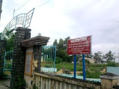 Nghĩa địa Giáo xứ Cồn Dầu và bảng “nghiêm cấm” an táng người chết. Courtesy Hưng Việt website