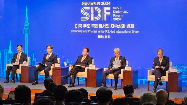 5일 서울에서 열린 ‘서울외교포럼 2024’, 제2회의 모습. 왼쪽부터 이문희 국립외교원 외교안보연구소장, 윤영관 아산정책연구원 이사장, 유명환 김앤장 법률사무소 고문, 한민구 한국국가전략연구원장, 천영우 한반도미래포럼 이사장.