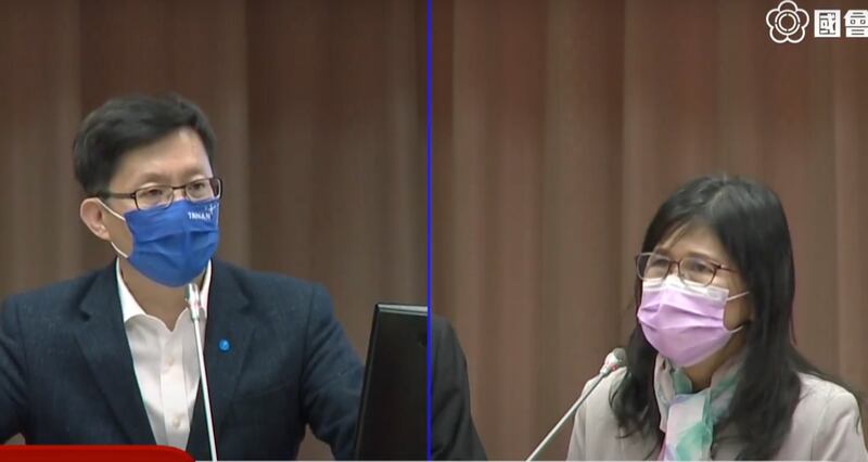 故宫登录保存处处长岩素芬(图右)回应,民进党立委张廖万坚(图左)质询称,台北故宫将在7月针对国际情势进行演习。(截图自直播)