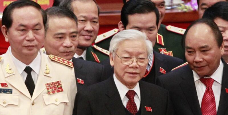 Tổng Bí thư Nguyễn Phú Trọng (giữa), Thủ tướng Nguyễn Xuân Phúc (phải) và Bộ trưởng Trần Đại Quang (trái) tại lễ bế mạc Đại hội đảng toàn quốc lần thứ 12 tại Hà Nội vào ngày 28 tháng 1 năm 2016.
