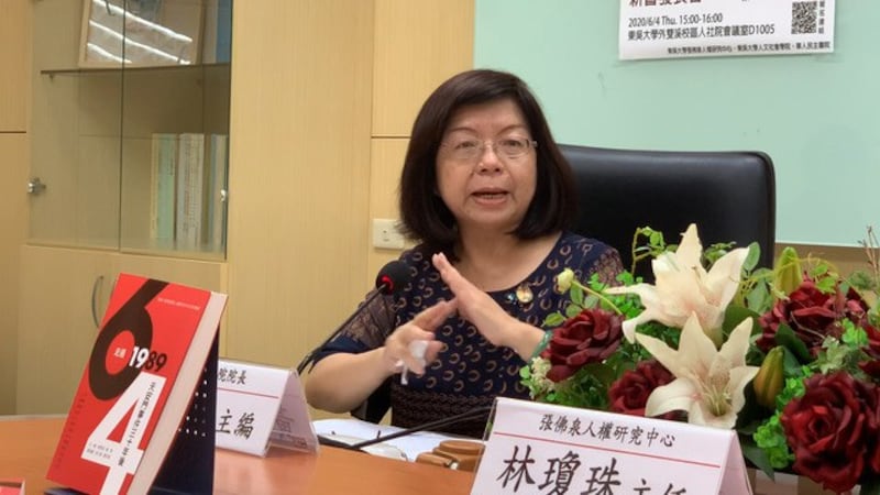 东吴人文社会学院黄秀端院长谈及新书拒绝记忆被消失。(记者 黄春梅摄)