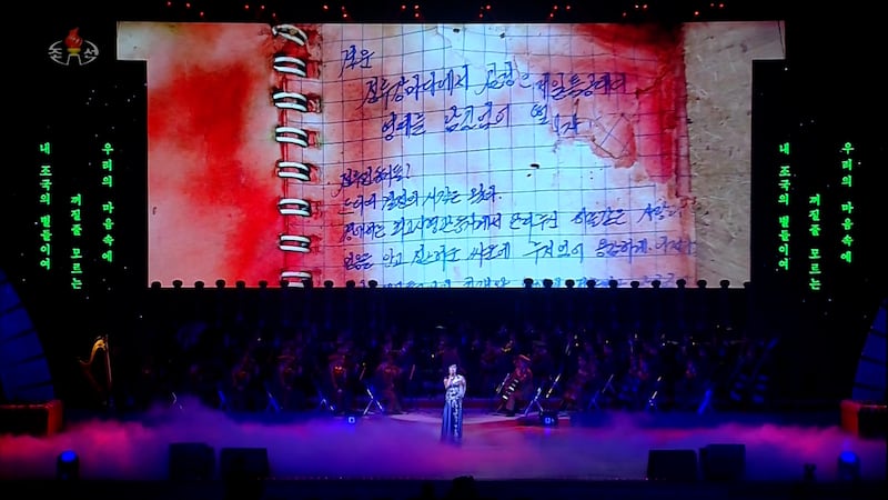 북한은 지난 29일 평양 4.25문화회관에서 열린 공연 중, 피로 얼룩진 수첩에 손글씨로 쓰인 러시아 파병 북한군의 편지를 무대 화면에 상영했다.