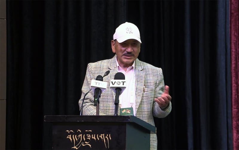 རྒྱ་གར་རྒྱལ་ཡོངས་བོད་དོན་རྒྱབ་སྐྱོར་ཚོཊ་པའི་ཚོགས་ཆེན་བརྒྱད་པའི་མཛད་སྒོར་གསུང་བཤད་གནང་བཞིན་པ།