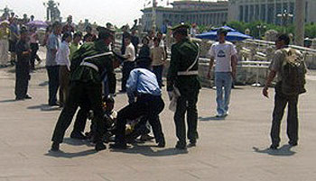 吳全力2007年帶兒子邢鑒到北京上訪，遭警察強行抓走。（六四天網提供）