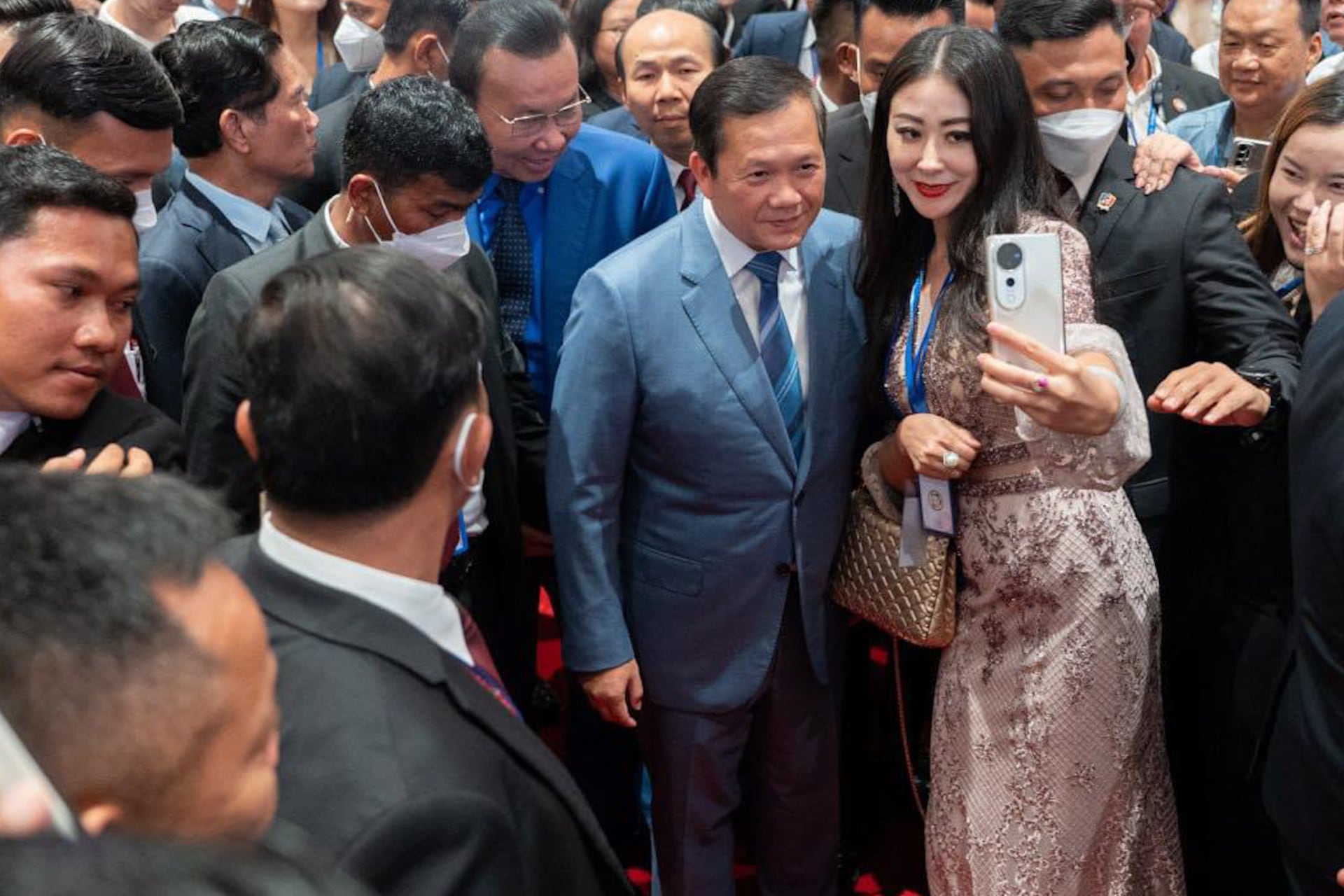 Hun Manet takes a selfie with a woman who attended the celebration of the first official year of the Cambodian Investors Federation Association on June 20, 2025.