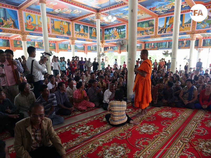 ព្រះសង្ឃ និងពលរដ្ឋប្រជុំរកដំណោះស្រាយជាមួយមន្ត្រីសង្ឃនៅក្នុងបរិវេណវត្តព្រះនាគ ក្នុងភូមិឆក់ឈើនាង ឃុំឆក់ឈើនាង ស្រុកអង្គស្នួល ខេត្តកណ្ដាល នៅថ្ងៃទី៣ ខែកុម្ភៈ ឆ្នាំ២០១៧។ RFA/Brach Chev