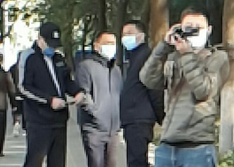 北京便衣人員在參選人楊凌雲家附近，不准王峭岭、李文足探訪。（野靖環微信圖片）