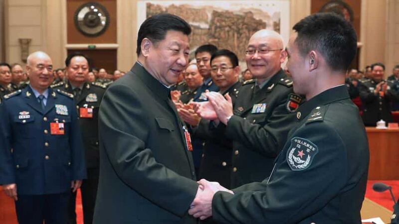 图为2018年3月12日，习近平出席十三届全国人大一次会议解放军和武警部队代表团全体会议。会议开始前，习近平接见与会代表。（AP Photo）