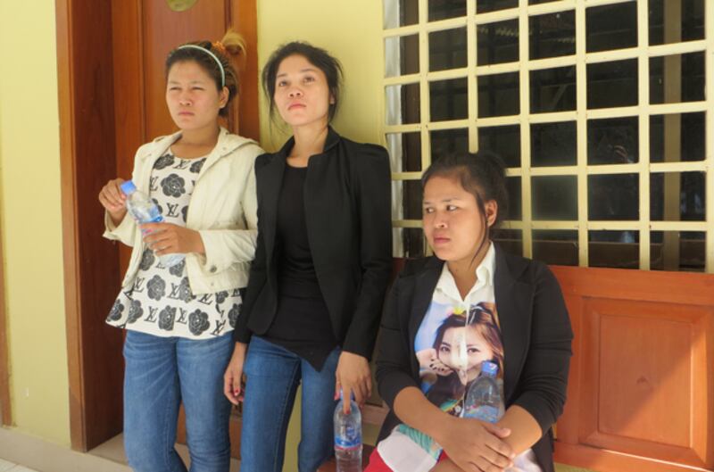 (ពី​ស្ដាំ) កម្មការិនី នុត សាខន កម្មការិនី ប៊ុត ចិន្តា និង​កម្មការិនី កែវ នា មក​ចូលរួម​សវនាការ​លើ​សំណុំ​រឿង​អតីត​អភិបាល​ក្រុង​បាវិត ខេត្ត​ស្វាយរៀង លោក ឈូក បណ្ឌិត បាញ់​កម្មករ នា​តុលាការ​កំពូល រាជធានី​ភ្នំពេញ នៅ​ថ្ងៃ​ទី​២៦ ខែ​ធ្នូ ឆ្នាំ​២០១៤។ 