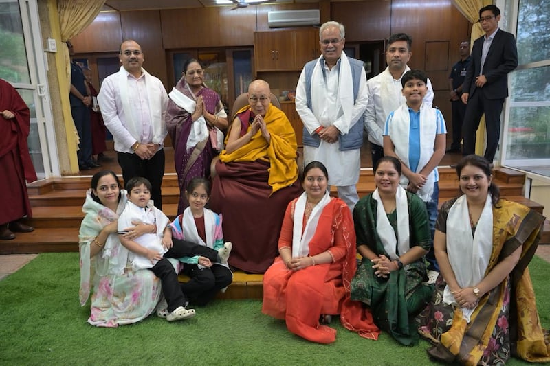 ཆ་ཏིསི་སྒར་སྤྱི་ཁྱབ་བློན་ཆེན་ཟུར་པ་བྷུ་པེཤི་བྷ་གྷེལ་འཁོར་བཅས་ཀྱིས་༧གོང་ས་མཆོག་གི་མཇལ་ཁ་ཞུས་པ། ༢༠༢༦།༤།༢༨