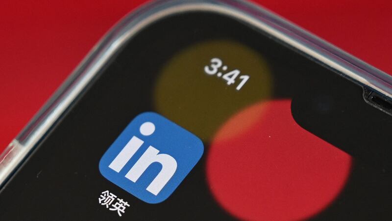 2021 年 10 月 15 日,照片显示在北京,手机上的 LinkedIn 应用程序。(法新社)