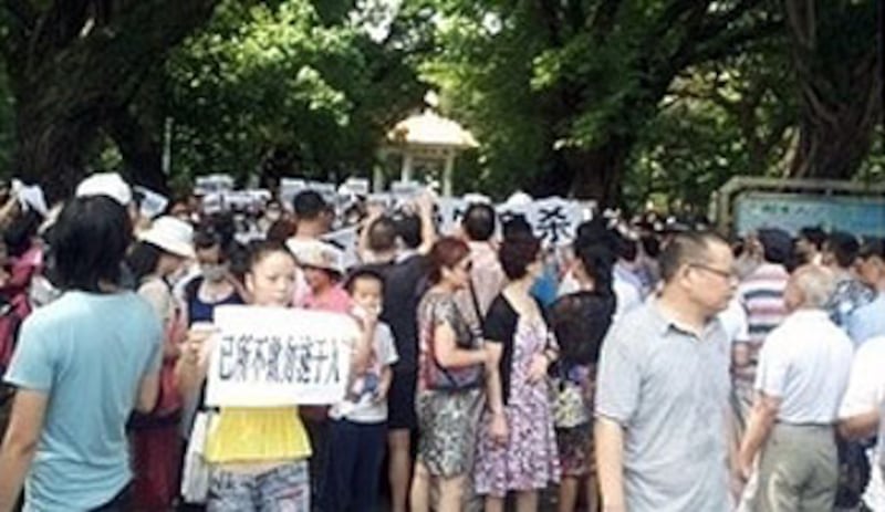 廣東省清遠和花都逾千民眾周日（6月10日）圍堵廣州市政府抗議，反對當局計劃興建垃圾焚化爐。（周先生提供）