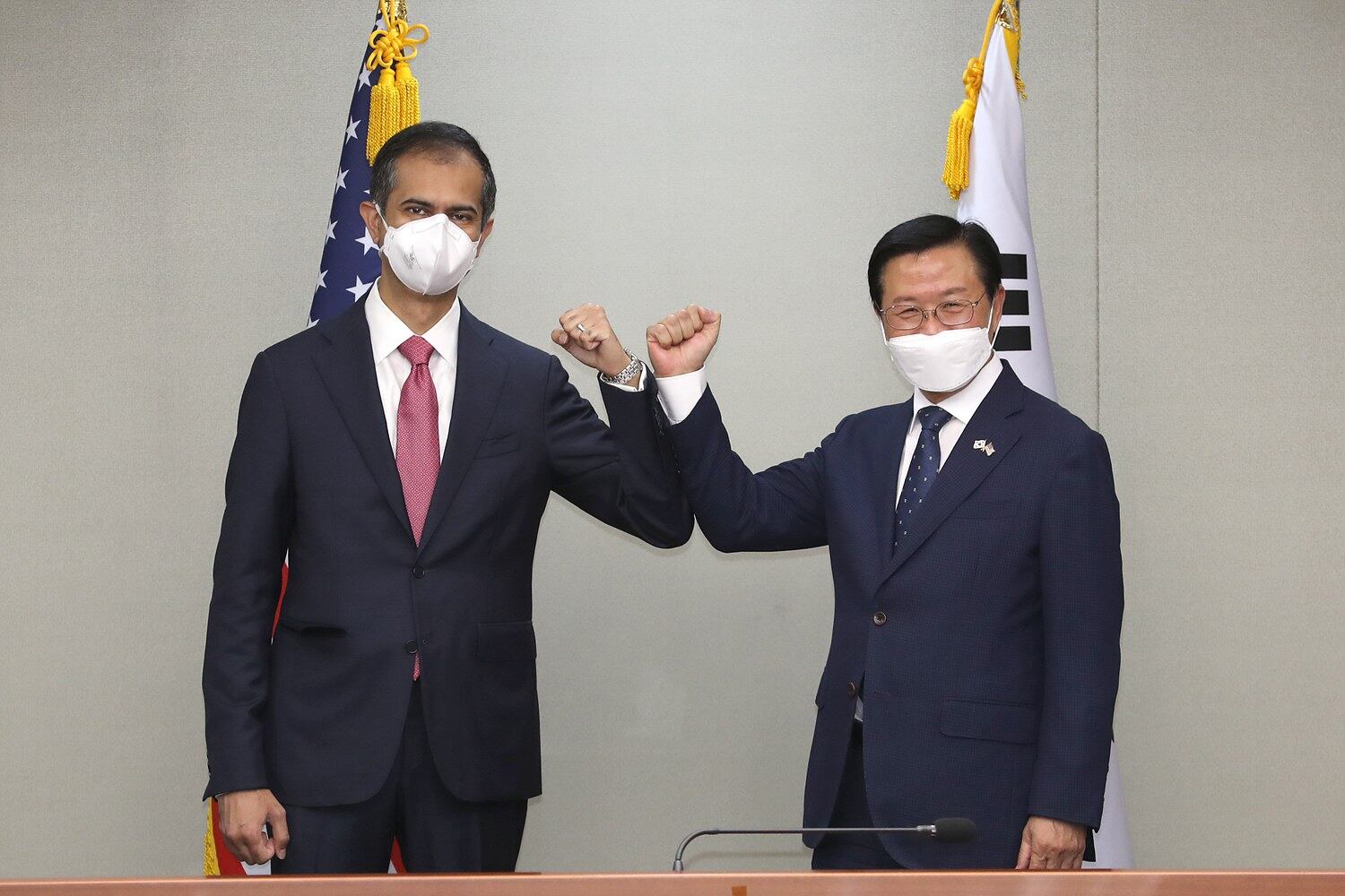 27일 서울 용산구 국방부에서 열린 '제20차 한·미 통합국방협의체 회의'에서 김만기 국방정책실장(오른쪽)과 싯다르트 모한다스 미국 국방부 동아시아 부차관보가 기념촬영을 하고 있다.