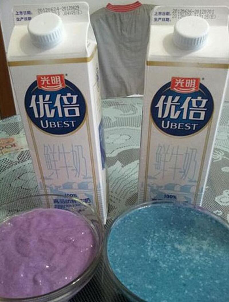 上海優倍奶被揭發混入鹼水，投訴人指平日以紫薯配合優倍奶進食，調出的色澤是粉紅色，但以問題奶調出的卻是藍色。(圖片由投訴人提供)