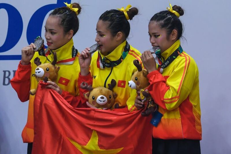 Các vận động viên Việt Nam giành huy chương đồng môn pencak silat ở ASIAD 2018 tại Jakarta hôm 29/8/2018