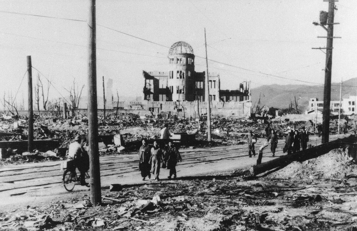 1945년 원자폭탄 투하로 히로시마 산교쇼레이칸(무역 진흥관) 주변 지역이 황폐해져 있다.