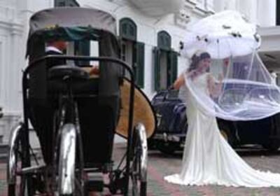 Cô Dâu Việt đang chụp ảnh cưới tại Hà Nội hôm 26/08/2010. AFP PHOTO.