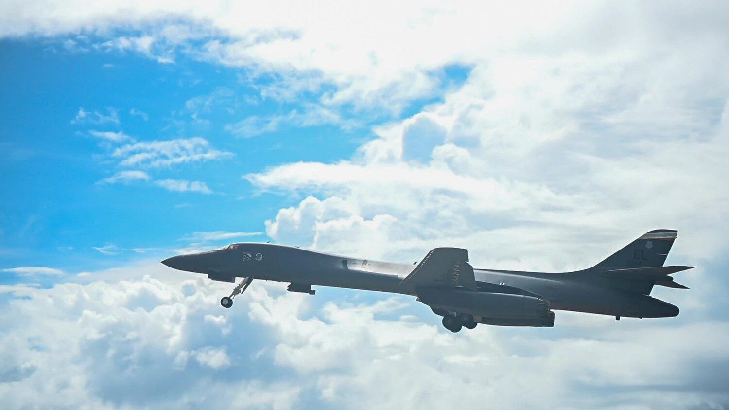 미 공군의 B-1B '랜서' 전략폭격기가 지난 11일 괌 상공을 비행하고 있다.