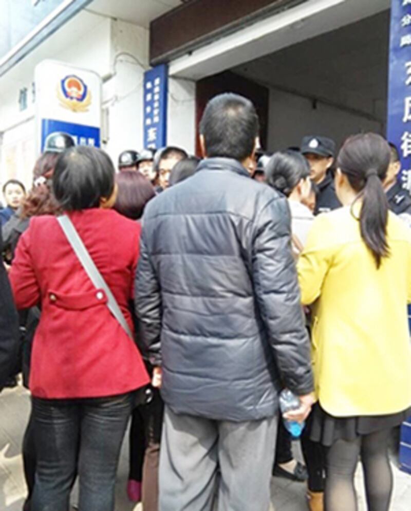 兩名業主被抓後,大批業主到派出所了解情況。(照片來自維權人士)