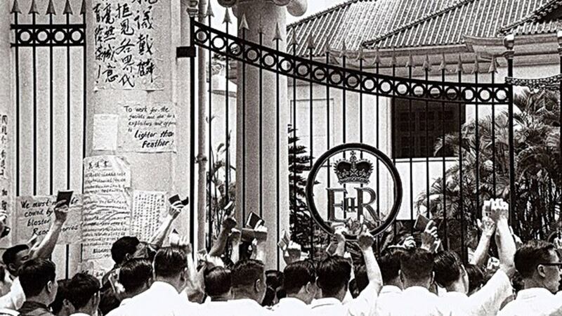 “六七暴动”期间，香港共产分子在港督府外示威。（维基百科）