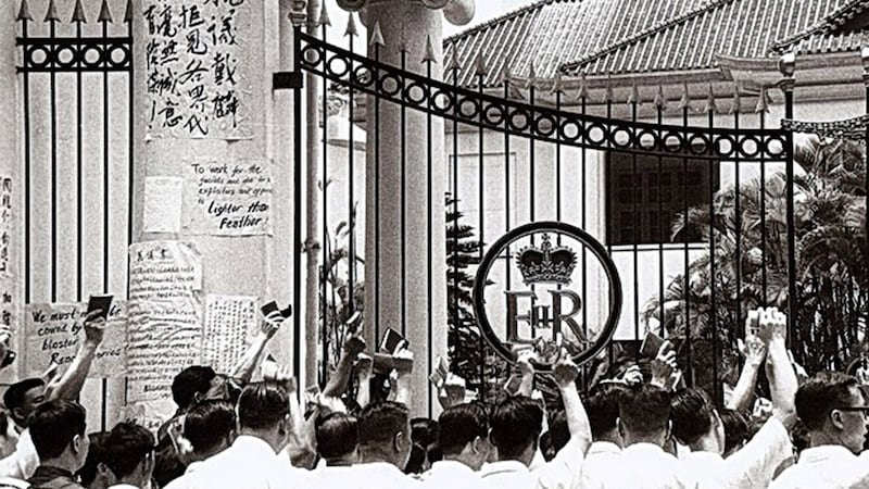 “六七暴动”期间,香港共产分子在港督府外示威。(维基百科)