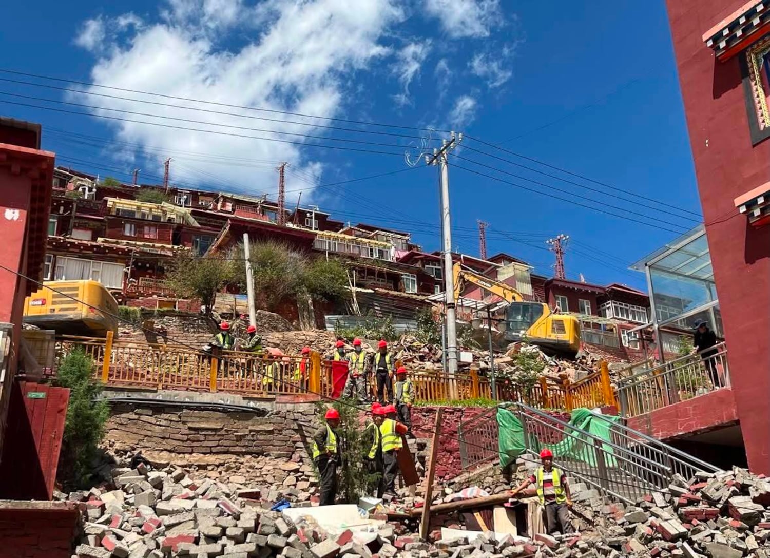 བླ་རུང་སྒར་གྱི་གྲ་ཤག་མུ་མཐུད་གཏོར་ནས་དགེ་འདུན་པ་གཅིག་གར་སོང་ཆ་མེད་དུ་གྱུར་པ།