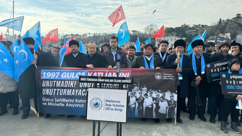 5-فېۋرال «غۇلجا قىرغىنچىلىقى» نىڭ 27-يىلى مۇناسىۋىتى بىلەن ئىستانبۇلدىكى ئۇيغۇرلار خىتاينىڭ ئىستانبۇلدىكى كونسۇلخانىسى ئالدىدا نامايىش قىلىۋاتقان كۆرۈنۈش. 2024-يىلى 4-فېۋرال، ئىستانبۇل