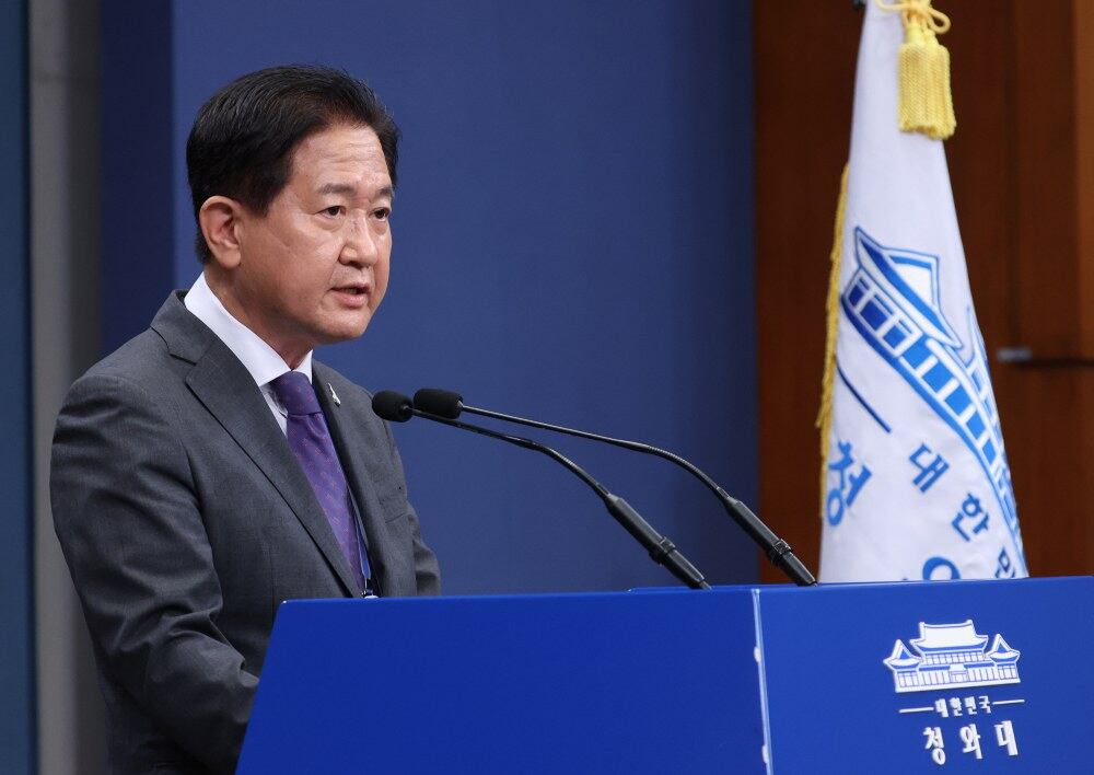 국가안전보장회의(NSC) 사무처장인 서주석 청와대 국가안보실 1차장이 24일 오후 청와대 춘추관 대브리핑룸에서 연평도 실종 공무원 피격 사망 관련 브리핑을 하고 있다. 