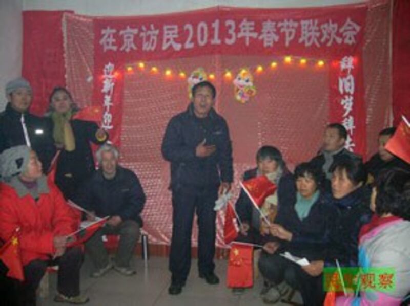 图片：2013年访民春晚登场落泪表演（民生观察）