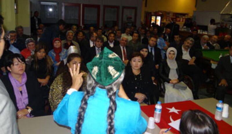 رابىيە قادىر خانىم نۇتۇق سۆزلىمەكتە. 2012-يىلى 23-سېنتەبىر، گوللاندىيە.