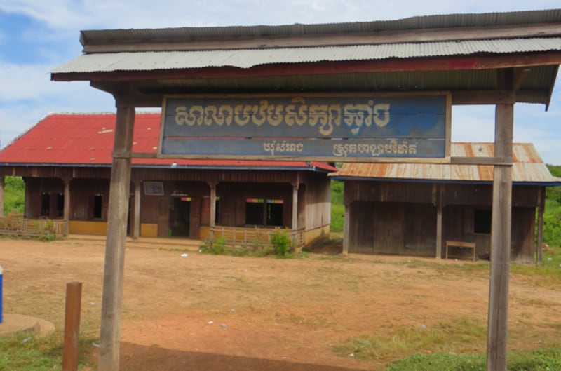 សាលាបឋមសិក្សាឆ្វាំង ក្នុងឃុំសំអាង ស្រុកថាឡាបរិវ៉ាត់ ខេត្តស្ទឹងត្រែង។ រូបថតកាលពីថ្ងៃទី១៣ ខែវិច្ឆិកា ឆ្នាំ២០១៥