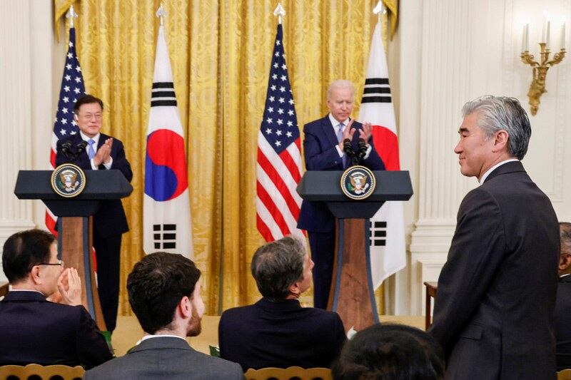 조 바이든 미국 대통령이 지난 5월 21일 당시 성 김 국무부 동아태 차관보 대행(맨 오른쪽)을 대북특별대표로 임명했다.