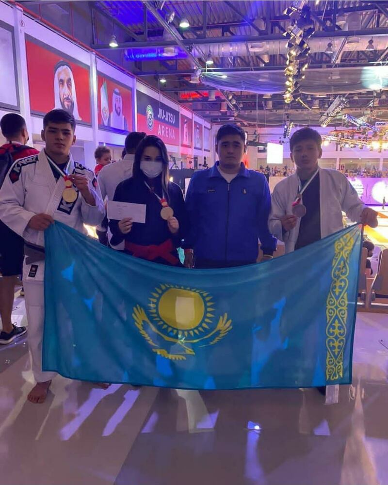 Qazaqistanliq-dunya-chempiyonlirining-bir-guruppisi-202111.jpg